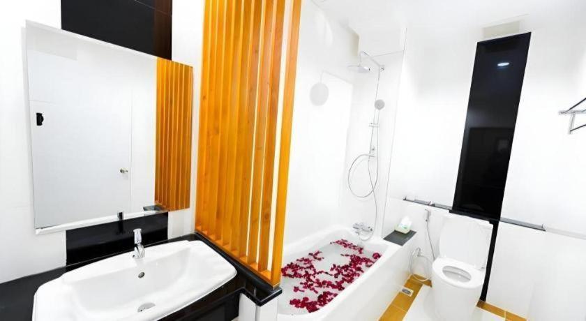 Gt Residence Hotel Buriram Extérieur photo